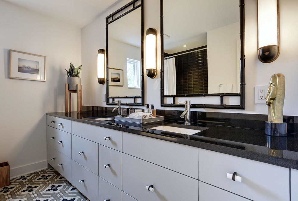 На фото: большая ванная комната в стиле неоклассика (современная классика) с плоскими фасадами, серыми фасадами, ванной в нише, душем над ванной, черной плиткой, керамогранитной плиткой, белыми стенами, полом из керамической плитки, душевой кабиной, врезной раковиной, столешницей из гранита, разноцветным полом и шторкой для ванной