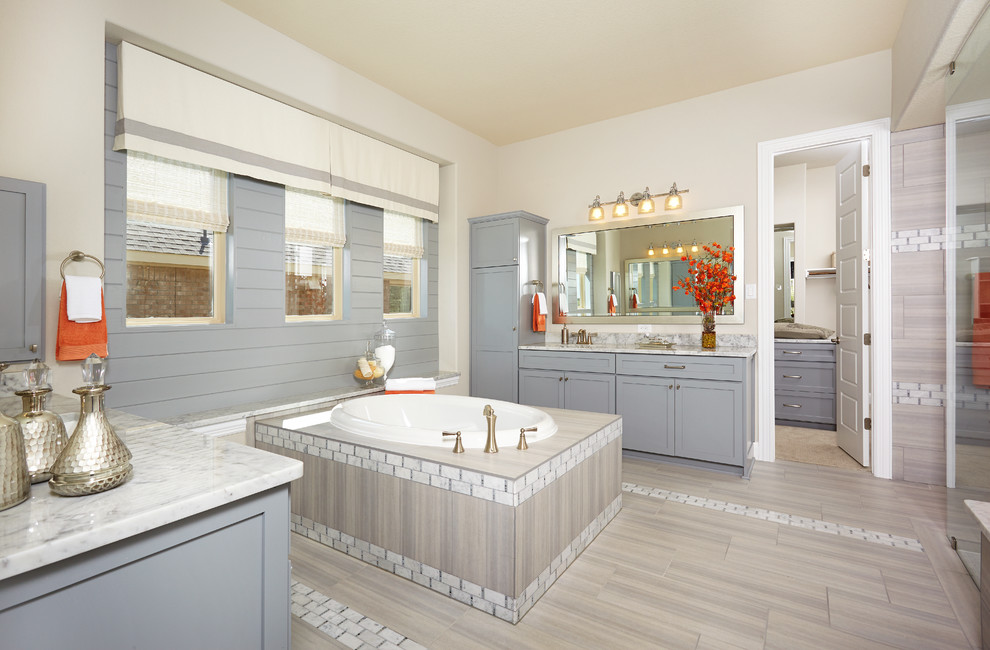 Inspiration för stora en-suite badrum, med luckor med upphöjd panel, grå skåp, ett undermonterat badkar, en öppen dusch, flerfärgad kakel, keramikplattor, flerfärgade väggar, klinkergolv i keramik, ett undermonterad handfat och granitbänkskiva