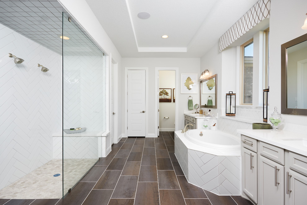 Idéer för stora vintage vitt en-suite badrum, med luckor med infälld panel, beige skåp, ett platsbyggt badkar, en öppen dusch, vit kakel, keramikplattor, vita väggar, klinkergolv i keramik, ett undermonterad handfat, bänkskiva i akrylsten, brunt golv och med dusch som är öppen