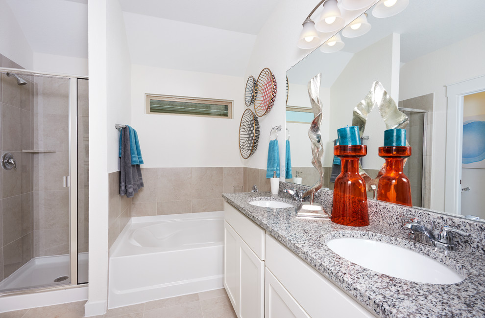Modern inredning av ett stort grå grått en-suite badrum, med luckor med infälld panel, vita skåp, ett hörnbadkar, en hörndusch, beige kakel, keramikplattor, beige väggar, klinkergolv i keramik, ett undermonterad handfat, granitbänkskiva, beiget golv och dusch med gångjärnsdörr