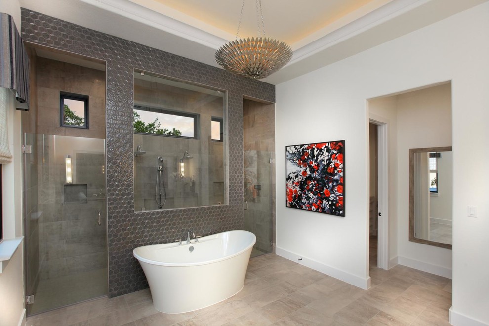Inredning av ett klassiskt stort en-suite badrum, med ett fristående badkar, en dubbeldusch, beige väggar, klinkergolv i porslin, beiget golv och dusch med gångjärnsdörr