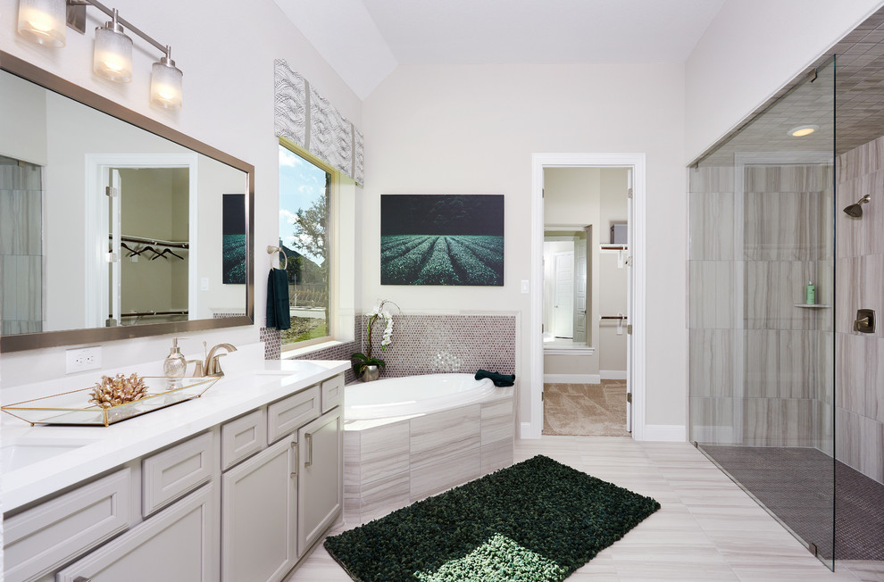 Inspiration för stora klassiska en-suite badrum, med beige skåp, ett hörnbadkar, en hörndusch, beige kakel, keramikplattor, beige väggar, klinkergolv i keramik, ett undermonterad handfat, bänkskiva i akrylsten, beiget golv, med dusch som är öppen och luckor med infälld panel