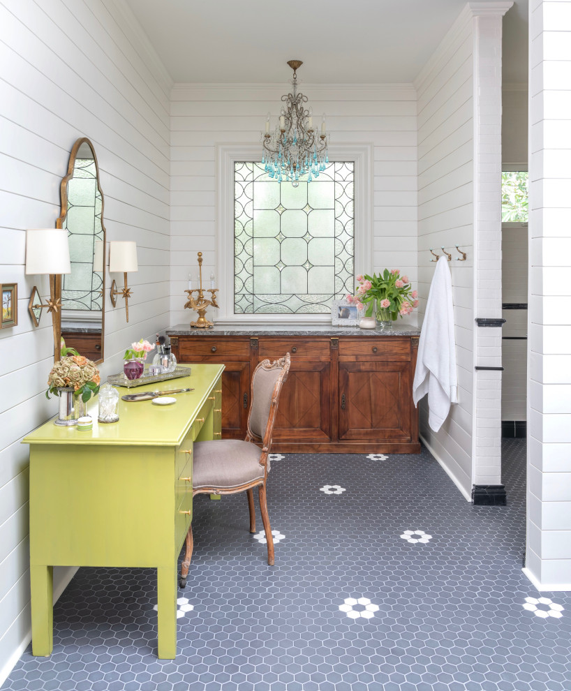 Imagen de cuarto de baño principal tradicional renovado grande con baldosas y/o azulejos blancos, paredes blancas, suelo de baldosas de porcelana, suelo gris y machihembrado