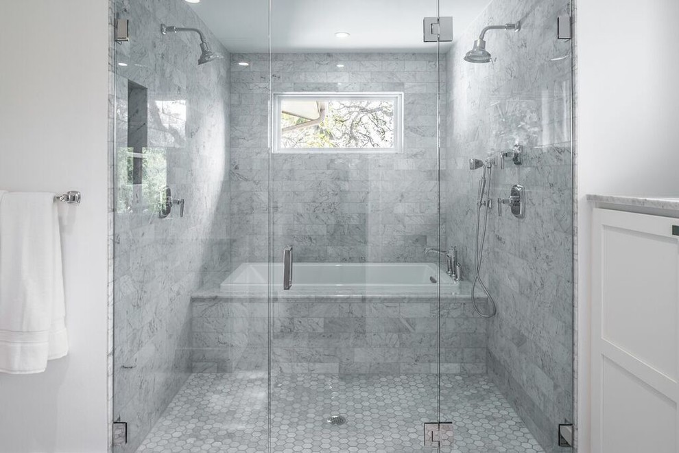 На фото: главная ванная комната в стиле неоклассика (современная классика) с фасадами в стиле шейкер, белыми фасадами, накладной ванной, душем над ванной, серой плиткой, каменной плиткой, белыми стенами, мраморным полом и мраморной столешницей