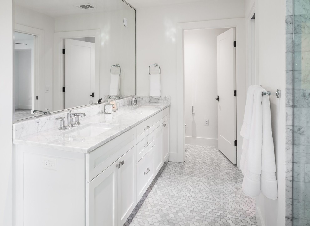 На фото: главная ванная комната в стиле неоклассика (современная классика) с фасадами в стиле шейкер, белыми фасадами, серой плиткой, каменной плиткой, белыми стенами, мраморным полом, врезной раковиной и мраморной столешницей
