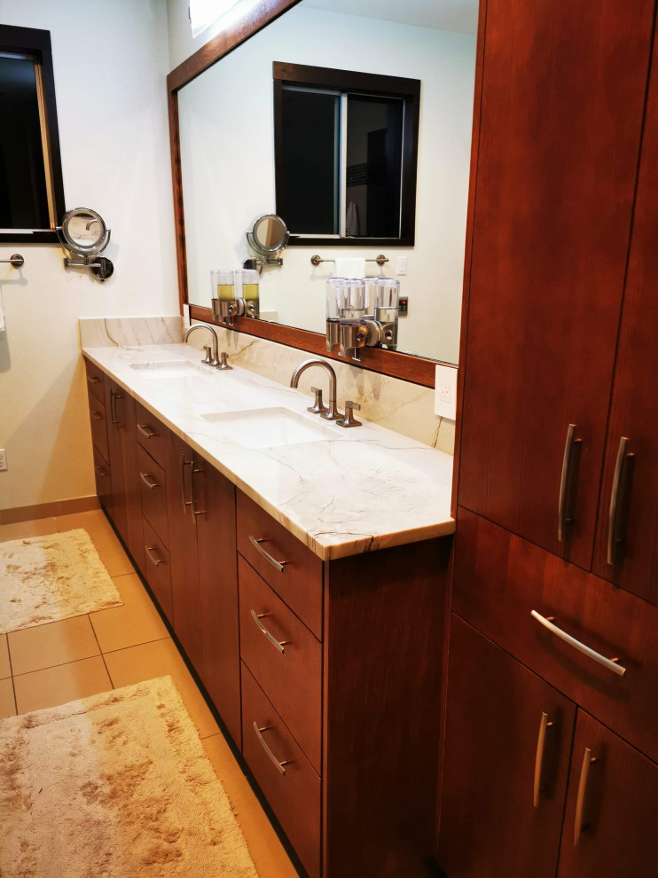オースティンにあるお手頃価格のトラディショナルスタイルのおしゃれな浴室 (珪岩の洗面台、ベージュのカウンター) の写真