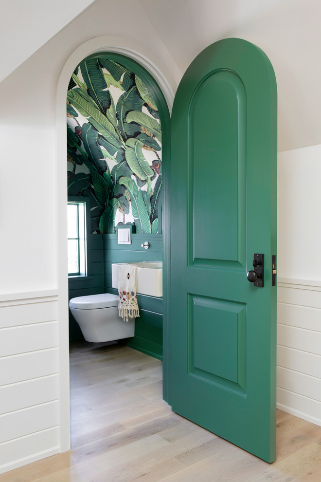 Diseño de cuarto de baño infantil clásico renovado grande con lavabo encastrado, encimeras blancas, paredes multicolor, suelo de madera clara y suelo marrón