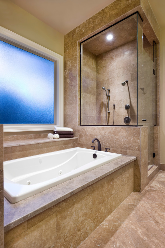 Свежая идея для дизайна: главная ванная комната в классическом стиле с накладной ванной, угловым душем, бежевой плиткой, каменной плиткой, бежевыми стенами, полом из травертина и столешницей из плитки - отличное фото интерьера
