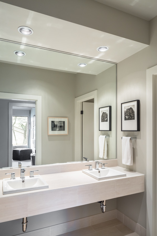Стильный дизайн: ванная комната в стиле неоклассика (современная классика) с белыми фасадами, ванной в нише, душем в нише, белой плиткой, керамогранитной плиткой, серыми стенами, полом из керамогранита, накладной раковиной, столешницей из плитки и душевой кабиной - последний тренд