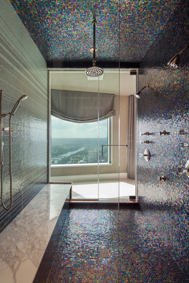 Inspiration för moderna badrum, med en dubbeldusch, flerfärgad kakel och mosaik