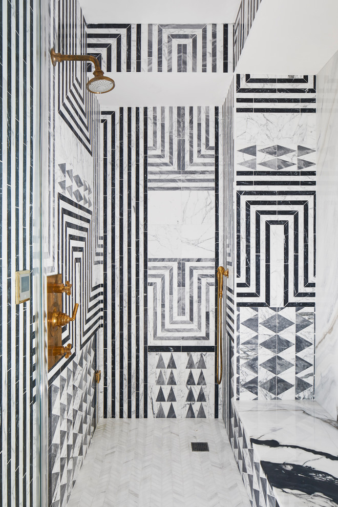 Modelo de cuarto de baño azulejo de dos tonos contemporáneo con ducha abierta, baldosas y/o azulejos blancas y negros, baldosas y/o azulejos grises, paredes blancas y suelo blanco