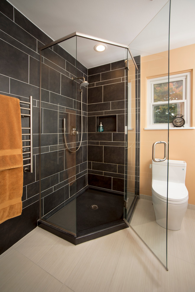 Идея дизайна: ванная комната в современном стиле с угловым душем, черной плиткой, желтыми стенами и настольной раковиной