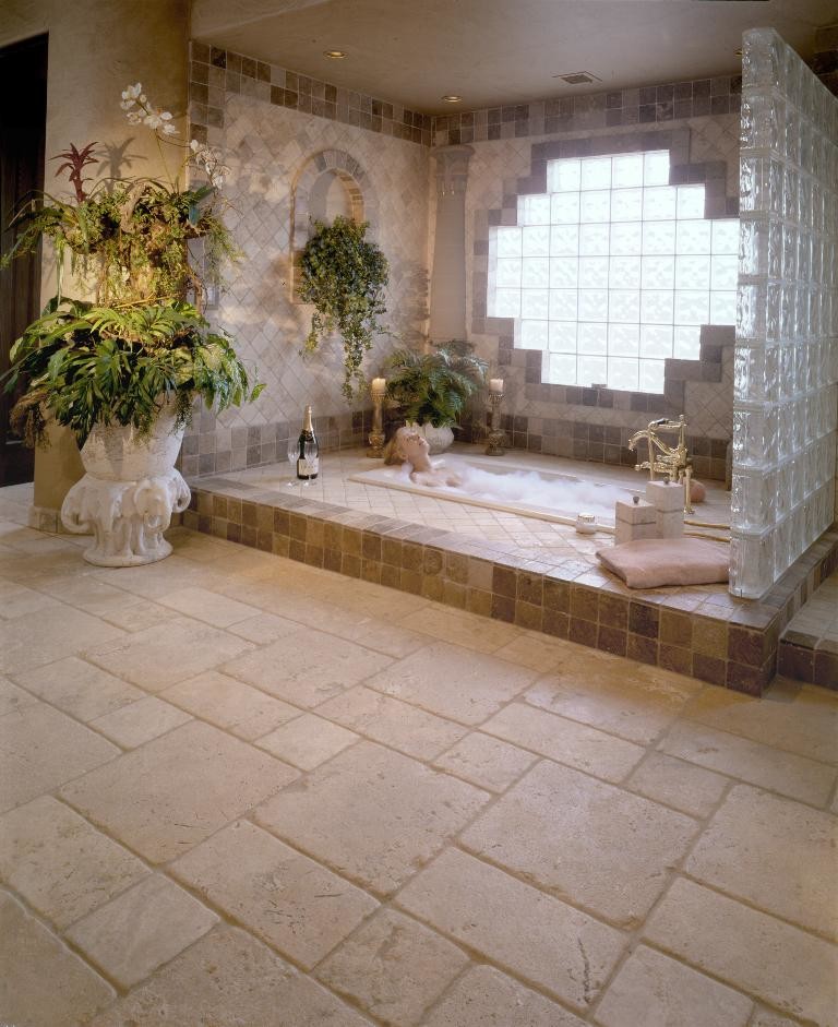 Example of an eclectic bathroom design in Orange County