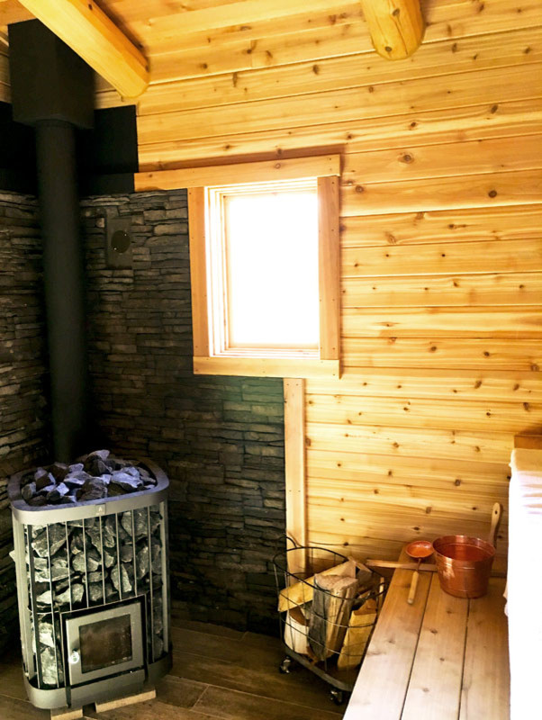 Inspiration pour un sauna chalet avec un sol en bois brun.