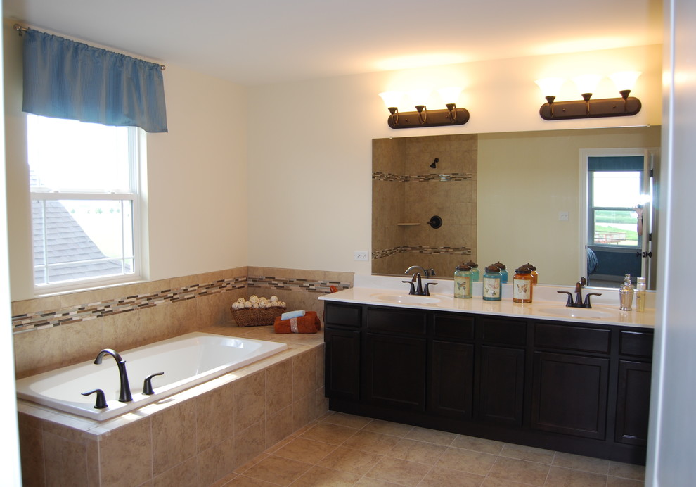 Klassisches Badezimmer mit Marmor-Waschbecken/Waschtisch, Einbaubadewanne und Keramikfliesen in Chicago