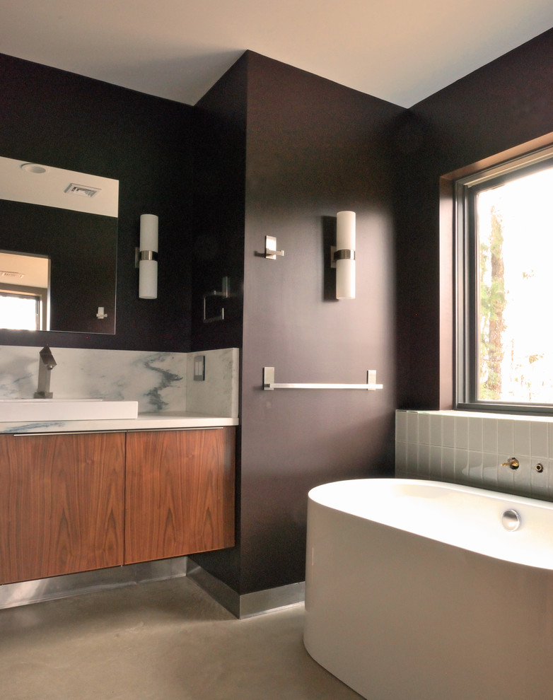 Idée de décoration pour une salle de bain principale minimaliste en bois foncé de taille moyenne avec une vasque, un placard à porte plane, un plan de toilette en marbre, une baignoire indépendante, une douche d'angle, WC à poser, un carrelage vert, un carrelage en pâte de verre, un mur marron et sol en béton ciré.