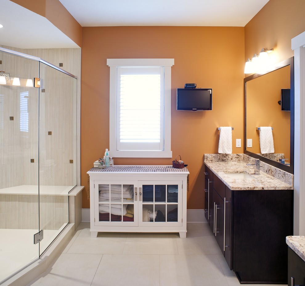 Источник вдохновения для домашнего уюта: главная ванная комната в современном стиле с плоскими фасадами, темными деревянными фасадами, угловым душем, оранжевыми стенами, врезной раковиной, душем с распашными дверями, разноцветной столешницей, сиденьем для душа, тумбой под две раковины и встроенной тумбой