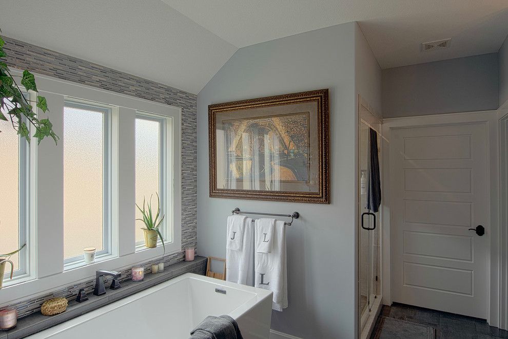 Modelo de cuarto de baño principal rural con bañera exenta, baldosas y/o azulejos azules y baldosas y/o azulejos en mosaico