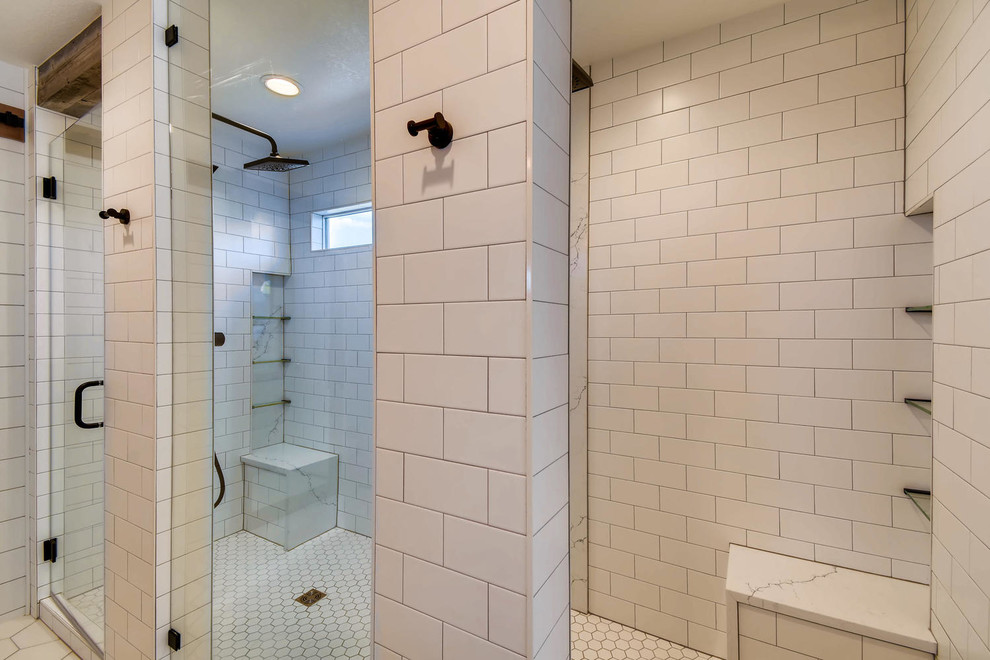 Idéer för att renovera ett stort lantligt vit vitt en-suite badrum, med skåp i shakerstil, grå skåp, vit kakel, keramikplattor, vita väggar, klinkergolv i keramik, bänkskiva i kvarts, vitt golv och dusch med gångjärnsdörr