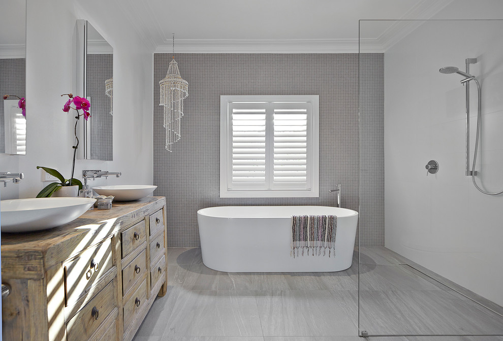 Inspiration pour une salle de bain principale design en bois clair de taille moyenne avec une baignoire indépendante, un espace douche bain, un carrelage gris, un carrelage en pâte de verre, un mur blanc, un sol en carrelage de porcelaine, une vasque, un sol gris et aucune cabine.