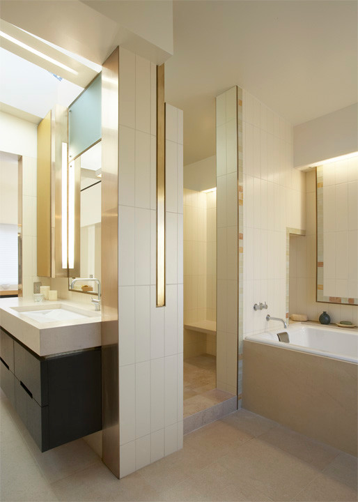 Inspiration för moderna vitt en-suite badrum, med släta luckor, svarta skåp, ett platsbyggt badkar, flerfärgad kakel, keramikplattor, flerfärgade väggar, klinkergolv i keramik och beiget golv