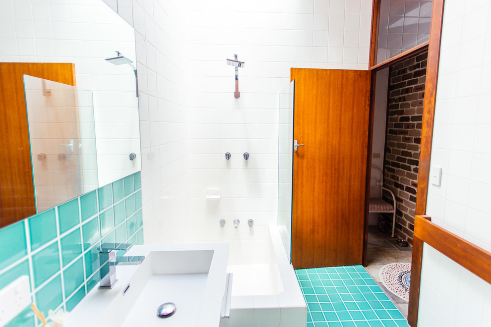 Стильный дизайн: ванная комната среднего размера в морском стиле с монолитной раковиной, фасадами с декоративным кантом, белыми фасадами, столешницей из искусственного камня, угловой ванной, угловым душем, инсталляцией, синей плиткой, стеклянной плиткой, белыми стенами, полом из керамической плитки и душевой кабиной - последний тренд