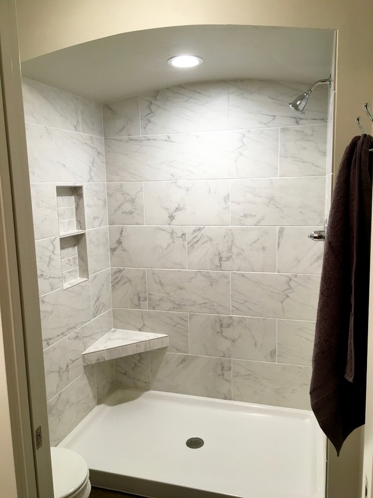 Inspiration för ett amerikanskt en-suite badrum, med luckor med infälld panel, grå skåp, en öppen dusch, flerfärgad kakel, keramikplattor, beige väggar, vinylgolv, ett integrerad handfat och granitbänkskiva