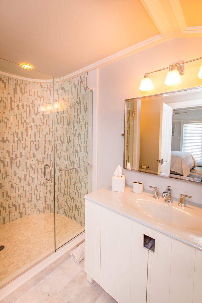 Источник вдохновения для домашнего уюта: ванная комната среднего размера в морском стиле с фасадами с утопленной филенкой, белыми фасадами, душем в нише, унитазом-моноблоком, разноцветной плиткой, плиткой мозаикой, разноцветными стенами, полом из керамогранита, монолитной раковиной, бежевым полом и душем с распашными дверями