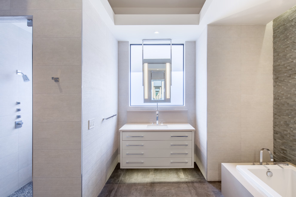 Idée de décoration pour une très grande salle de bain principale design avec un placard à porte plane, des portes de placard blanches, une baignoire posée, un espace douche bain, WC à poser, un carrelage gris, des carreaux de porcelaine, un mur gris, un sol en carrelage de porcelaine, un lavabo encastré, un plan de toilette en quartz modifié, un sol gris et une cabine de douche à porte battante.
