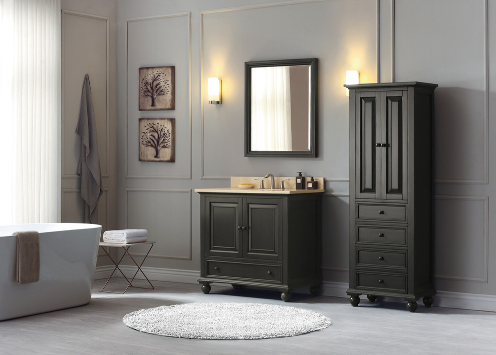 Bild på ett litet amerikanskt badrum med dusch, med möbel-liknande, grå skåp, ett fristående badkar, beige väggar, klinkergolv i keramik, ett undermonterad handfat och marmorbänkskiva