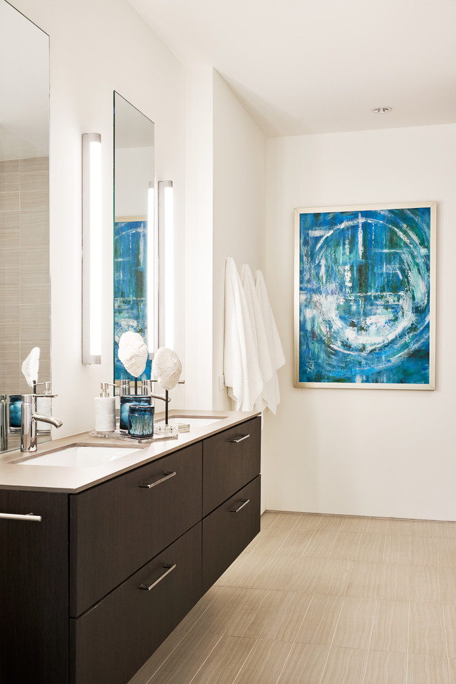 Diseño de cuarto de baño principal ecléctico con puertas de armario de madera en tonos medios, paredes blancas y lavabo suspendido