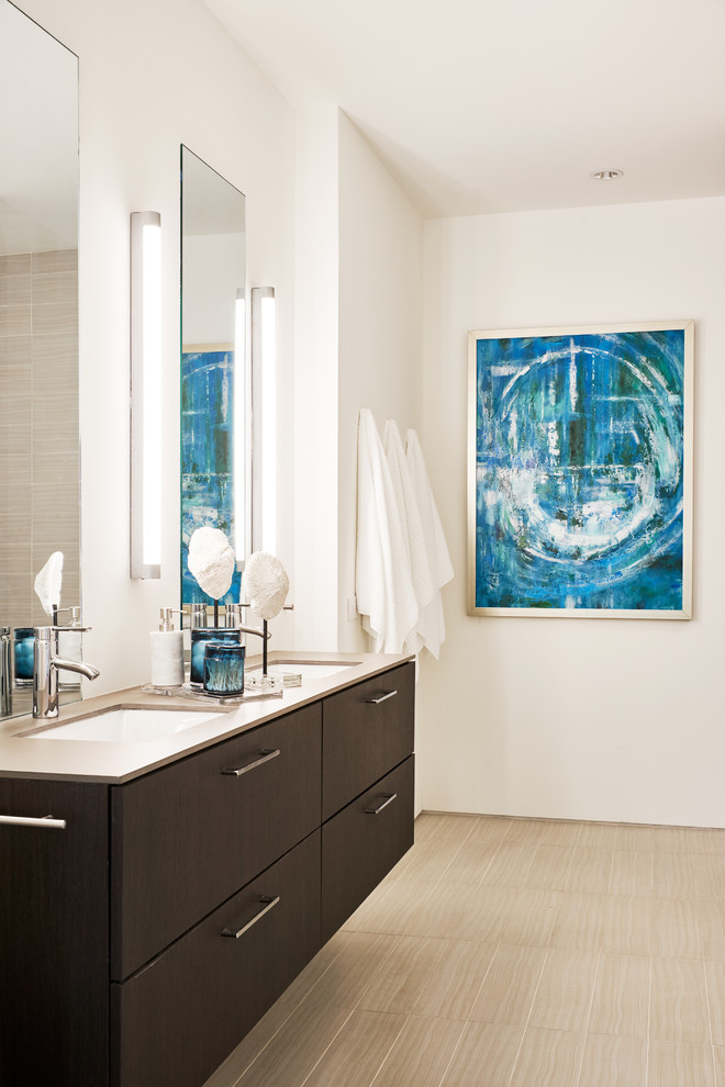 Diseño de cuarto de baño principal, ecléctico, con puertas de armario de madera en tonos medios, paredes blancas y lavabo suspendido