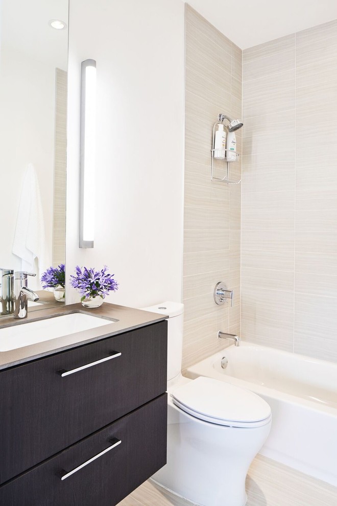 Esempio di una stanza da bagno eclettica di medie dimensioni con ante in legno bruno, vasca/doccia, WC monopezzo, pareti bianche e lavabo sospeso