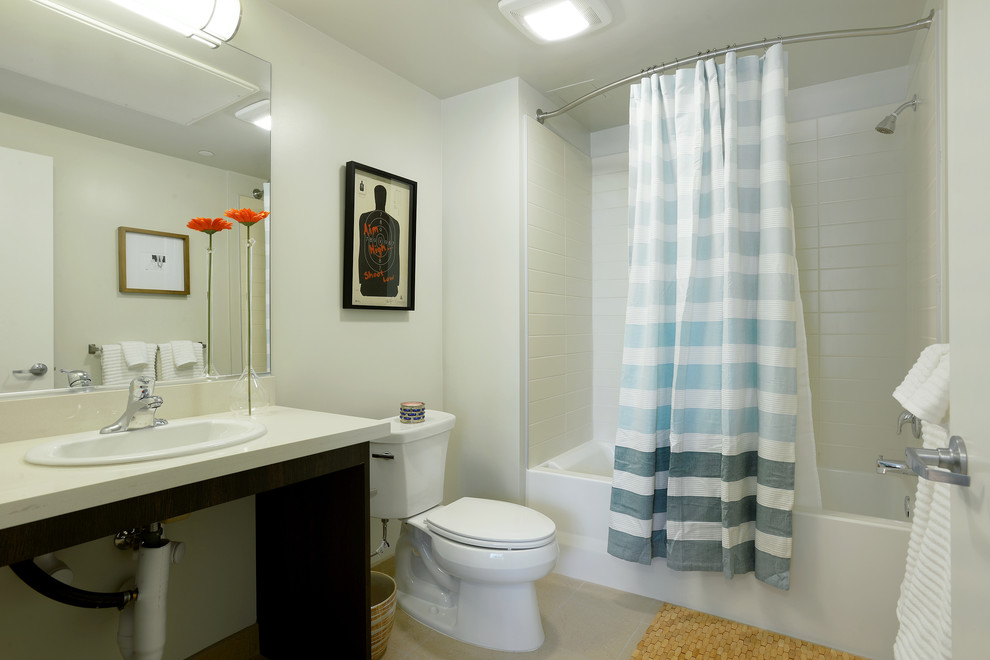 Источник вдохновения для домашнего уюта: маленькая ванная комната в современном стиле с белой плиткой для на участке и в саду