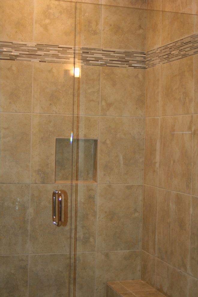 Idéer för att renovera ett mellanstort vintage en-suite badrum, med beige kakel och keramikplattor