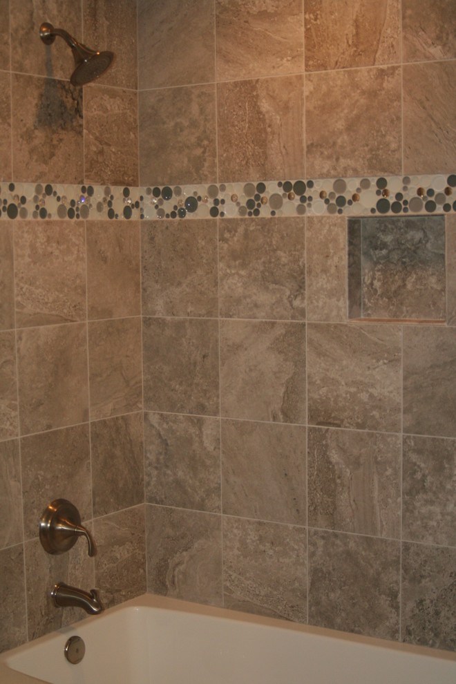 グランドラピッズにあるお手頃価格の中くらいなコンテンポラリースタイルのおしゃれな浴室 (アルコーブ型浴槽、アルコーブ型シャワー、ベージュのタイル、セラミックタイル、グレーの壁) の写真