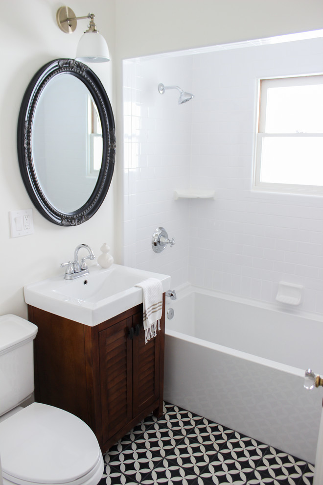 Idéer för att renovera ett mellanstort retro badrum, med luckor med lamellpanel, skåp i mellenmörkt trä, en dusch/badkar-kombination, en toalettstol med separat cisternkåpa, vita väggar, ett integrerad handfat och bänkskiva i kvarts