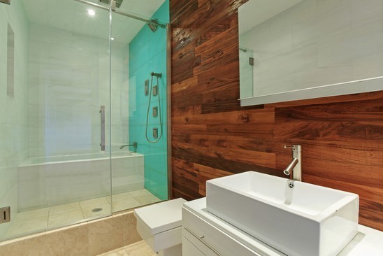 Modern inredning av ett stort en-suite badrum, med en dusch/badkar-kombination och en vägghängd toalettstol