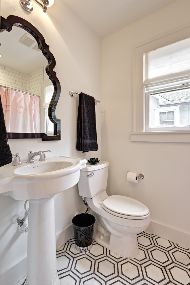 Пример оригинального дизайна: ванная комната в стиле неоклассика (современная классика) с раковиной с пьедесталом, раздельным унитазом, белой плиткой, белыми стенами, полом из керамической плитки и душевой кабиной