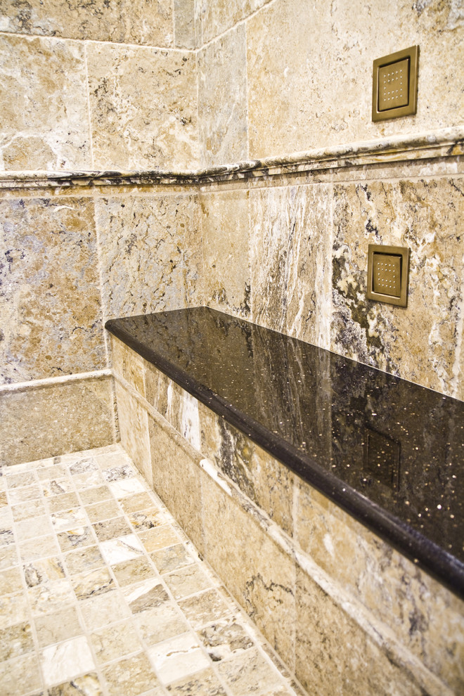 Idée de décoration pour une douche en alcôve principale tradition avec un lavabo encastré, un placard avec porte à panneau surélevé, des portes de placard blanches, un plan de toilette en granite, un carrelage de pierre et un sol en carrelage de céramique.