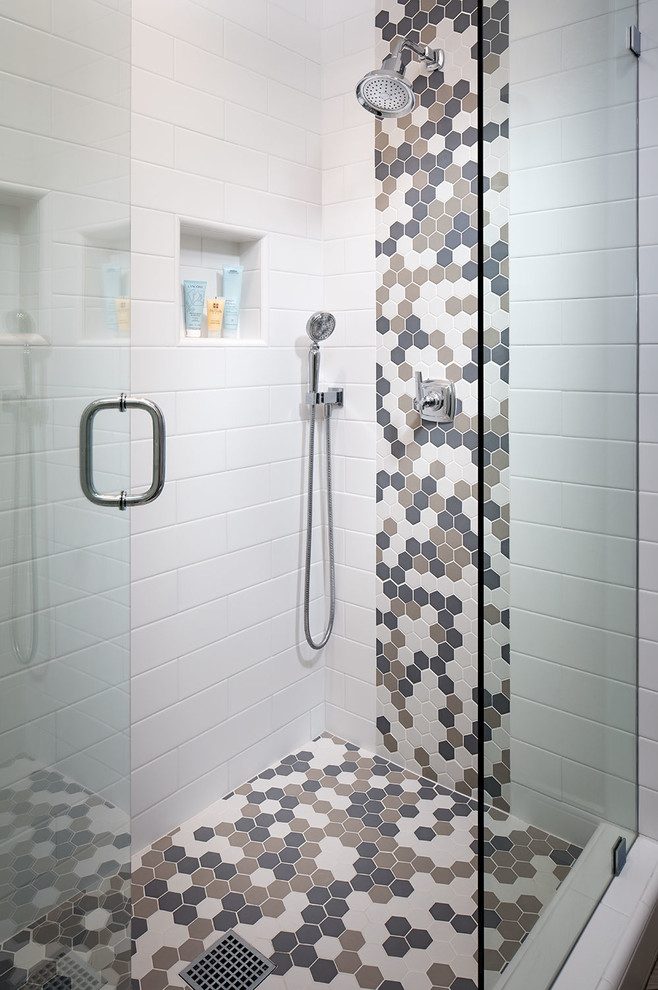 Idées déco pour une salle de bain contemporaine de taille moyenne pour enfant avec des portes de placard blanches, une douche ouverte, un carrelage multicolore, des carreaux de béton, un mur gris, un sol en bois brun, une grande vasque et un plan de toilette en quartz.