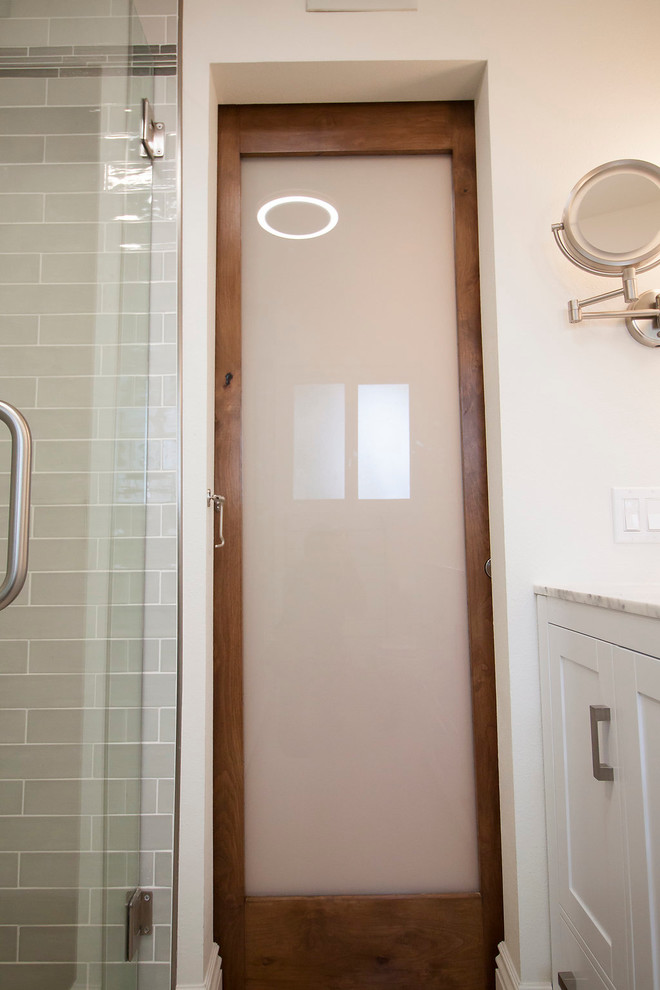 Immagine di una piccola stanza da bagno con doccia design con ante in stile shaker, ante bianche, doccia aperta, piastrelle blu, piastrelle di vetro, pareti bianche, pavimento in gres porcellanato, lavabo sottopiano e top in marmo