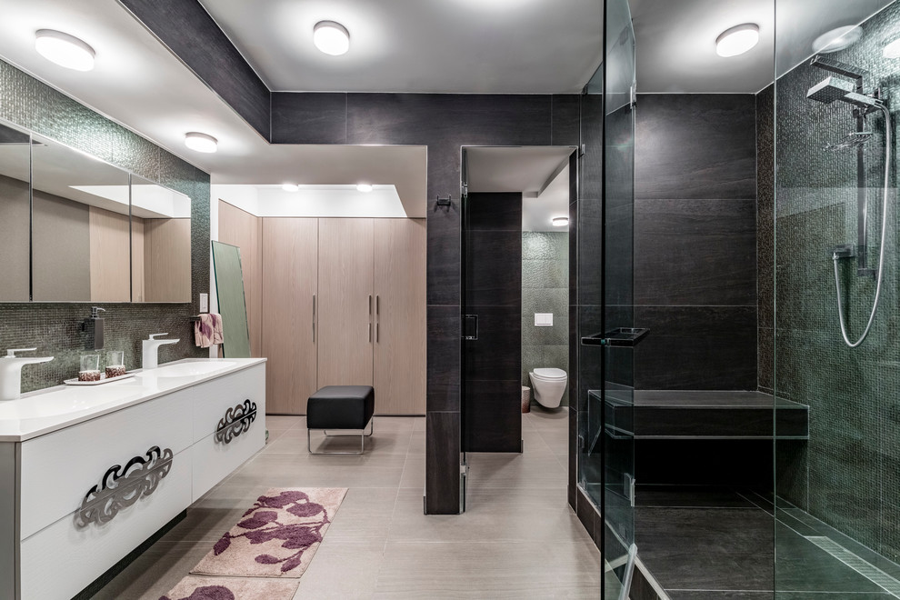 На фото: ванная комната в современном стиле с душем с распашными дверями