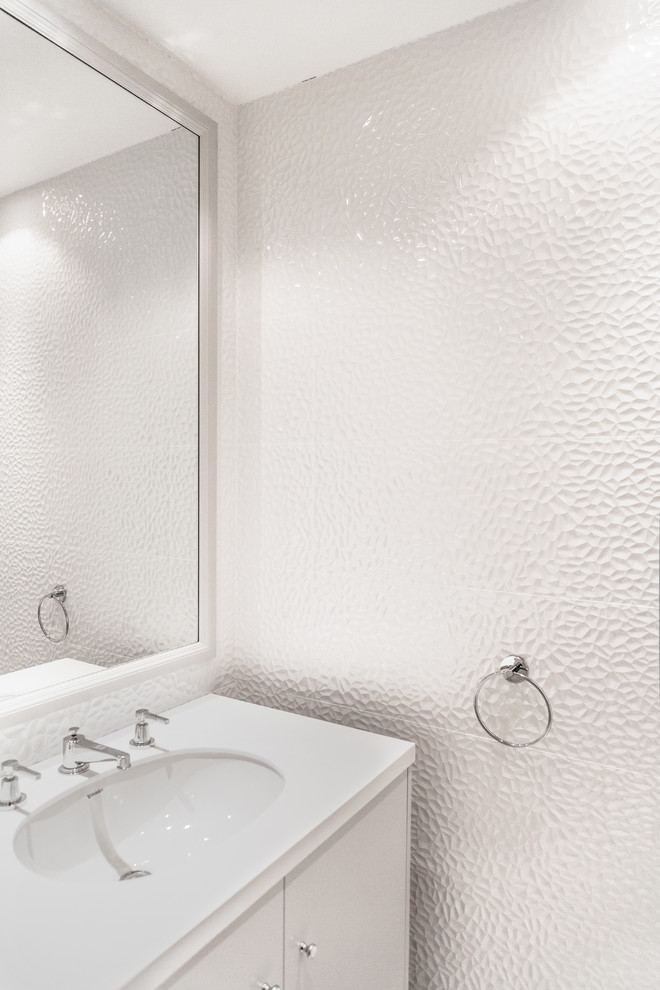 Inredning av ett modernt en-suite badrum, med vit kakel och vita väggar