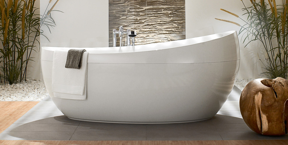 На фото: главная ванная комната в стиле модернизм с отдельно стоящей ванной и бежевыми стенами