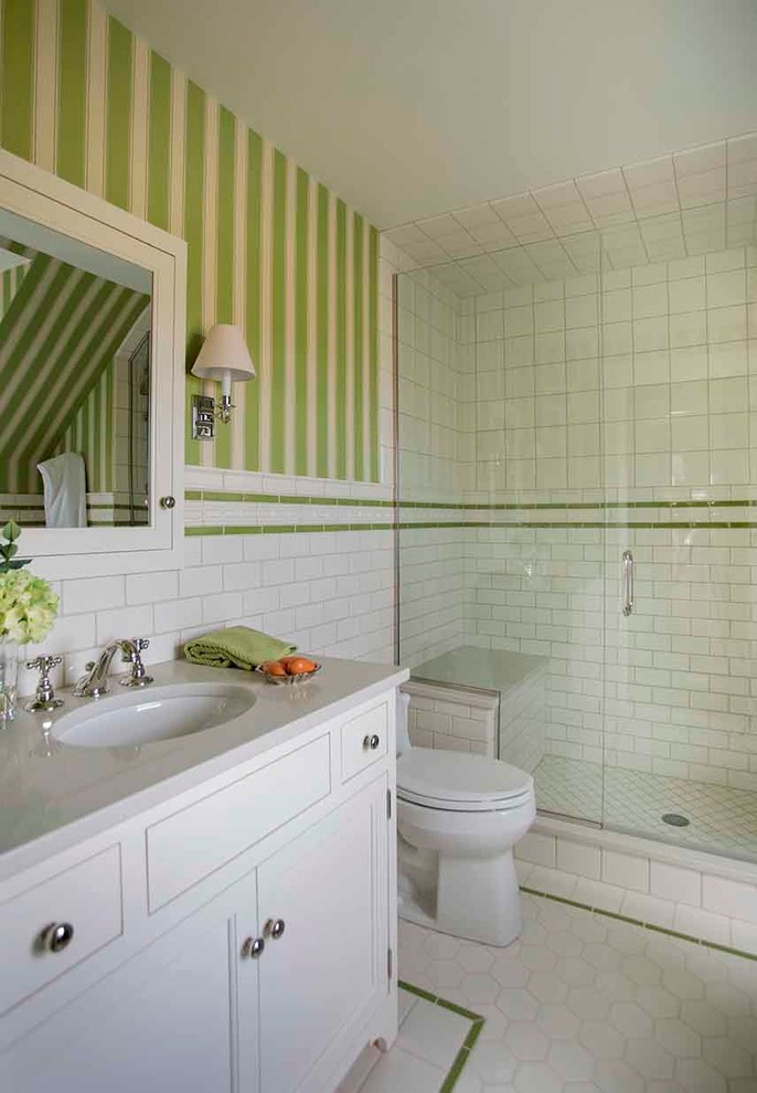 Inspiration pour une salle de bain traditionnelle de taille moyenne avec un placard à porte shaker, des portes de placard blanches, un plan de toilette en quartz modifié, un carrelage blanc, des carreaux de céramique, un mur bleu et un sol en carrelage de terre cuite.