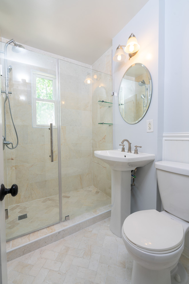 Idéer för ett litet klassiskt vit badrum med dusch, med en dusch i en alkov, en toalettstol med separat cisternkåpa, beige kakel, keramikplattor, grå väggar, ett piedestal handfat, beiget golv och dusch med gångjärnsdörr