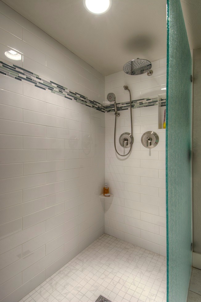 Diseño de cuarto de baño principal urbano de tamaño medio con armarios tipo mueble, puertas de armario blancas, encimera de acrílico, baldosas y/o azulejos blancos y baldosas y/o azulejos de cemento