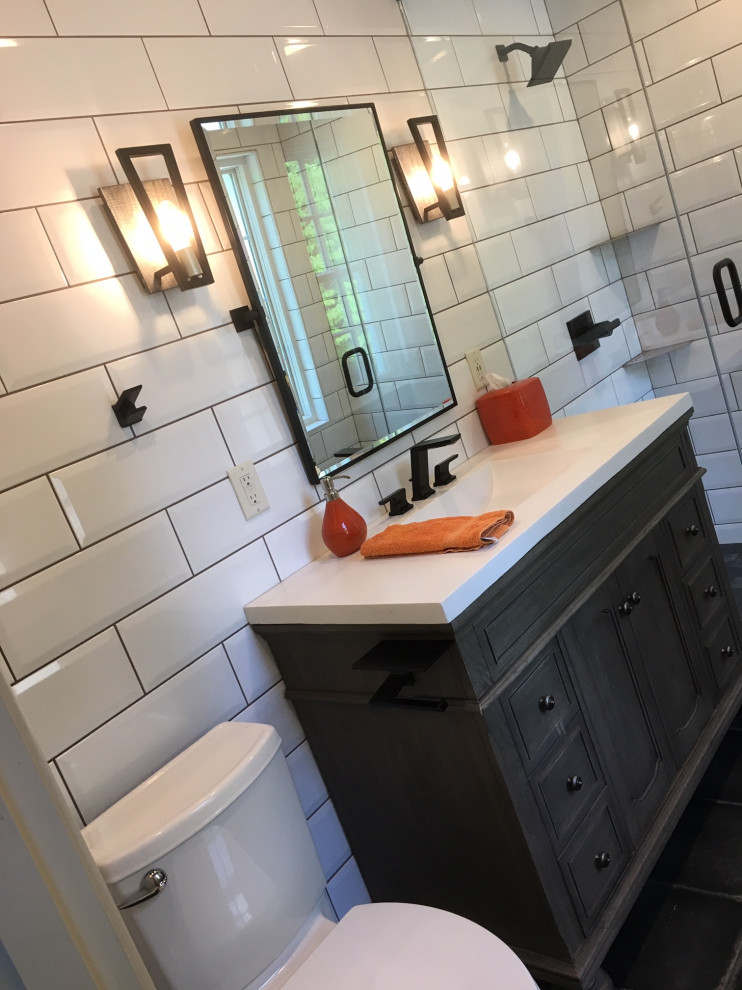 Свежая идея для дизайна: маленькая детская ванная комната в стиле фьюжн с фасадами с декоративным кантом, искусственно-состаренными фасадами, открытым душем, раздельным унитазом, белой плиткой, плиткой кабанчик, серыми стенами, полом из керамогранита, монолитной раковиной, столешницей из бетона, черным полом, душем с распашными дверями и белой столешницей для на участке и в саду - отличное фото интерьера