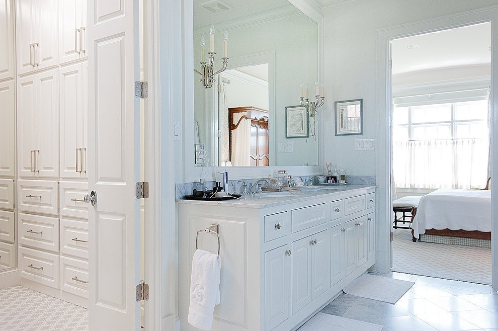 Inspiration för stora klassiska en-suite badrum, med luckor med upphöjd panel, vita skåp, ett platsbyggt badkar, en toalettstol med hel cisternkåpa, grå kakel, vit kakel, stenkakel, vita väggar, marmorgolv, ett undermonterad handfat och marmorbänkskiva